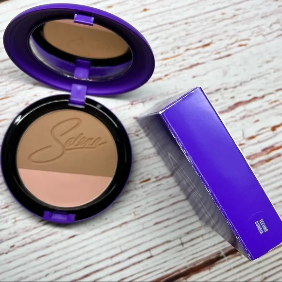 Bundle of Limited Edition MAC Selena Makeup - Picture 2 of 8